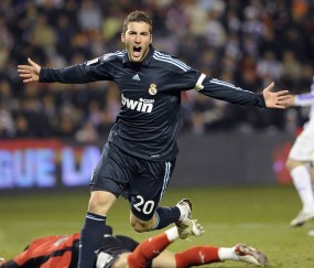 开云体育中国官网-唯一的神迹，当帕尔默的统治级数据冰封冰岛，秘鲁的悬念在黎明前消散