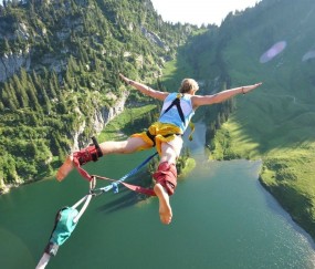 开云体育视频直播-利拉德高光表现映照山西队碾压掘金，一场跨越时空的篮球对话