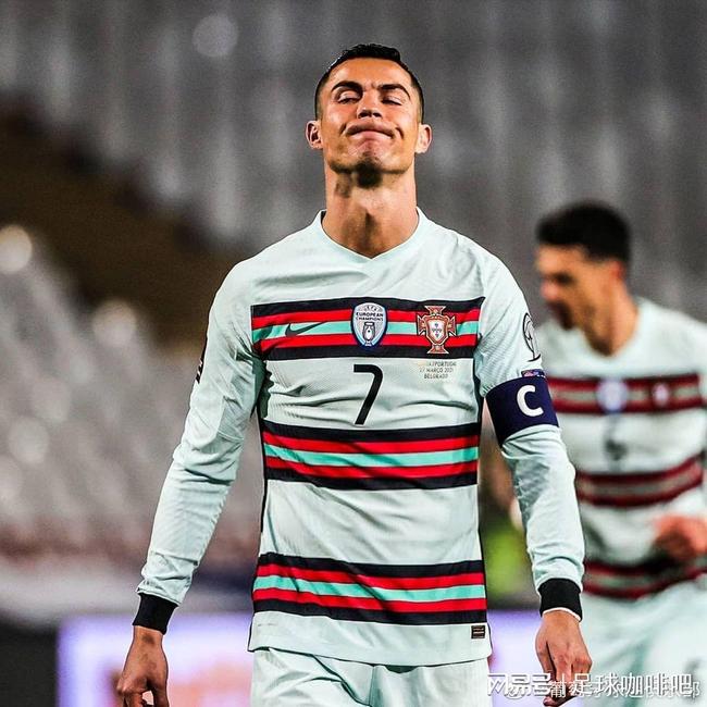 边裁带毛病！误判频出影响比赛走势