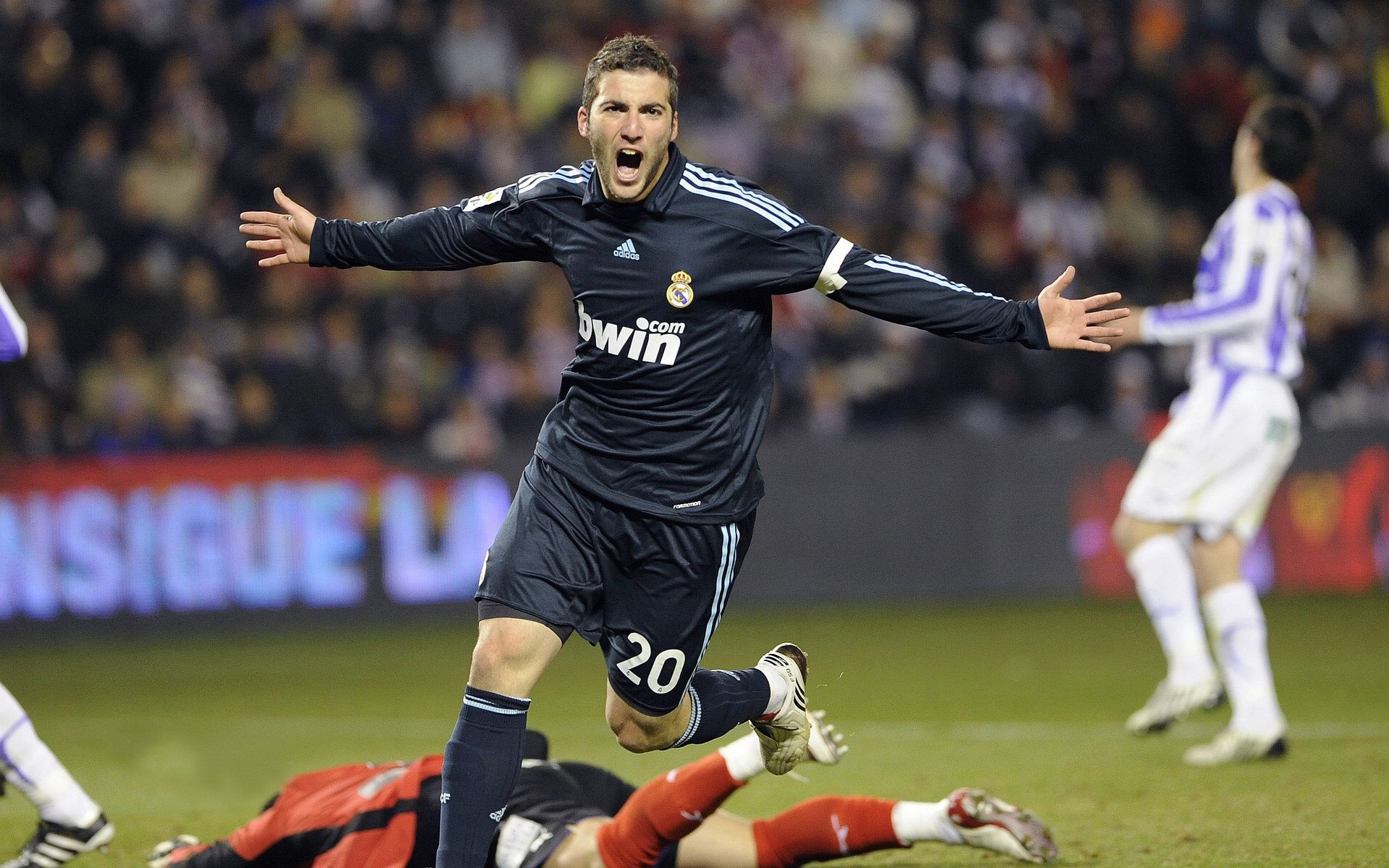 乔治关键战不手软,掘金险胜独行侠